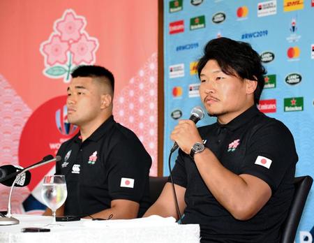 会見する稲垣啓太（右）と具智元＝都内（撮影・棚橋慶太）