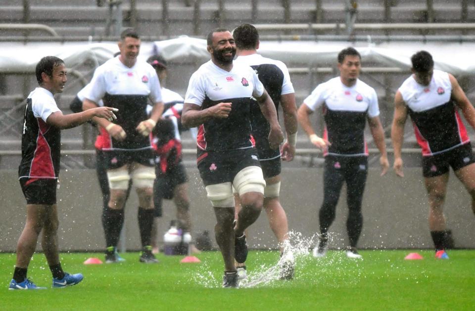 　雨の中、練習するリーチ・マイケル（中央）ら日本代表フィフティーン