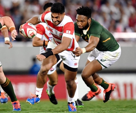 テストマッチの南アフリカ戦、突進する日本代表ＣＴＢラファエレ＝９月６日