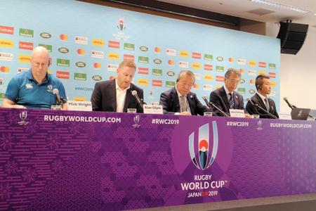 　ラグビーＷ杯で１２日に開催される２試合の中止を伝える関係者＝１０日
