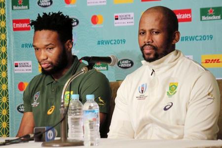 会見に出席し、日本戦について語るルカニョ・アム（左）とズワンディル・スティックコーチ＝都内