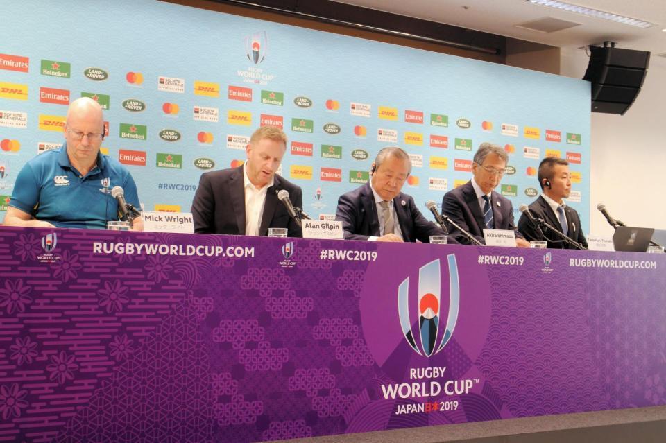 　ラグビーＷ杯で１２日に開催される２試合の中止を伝える関係者＝１０日
