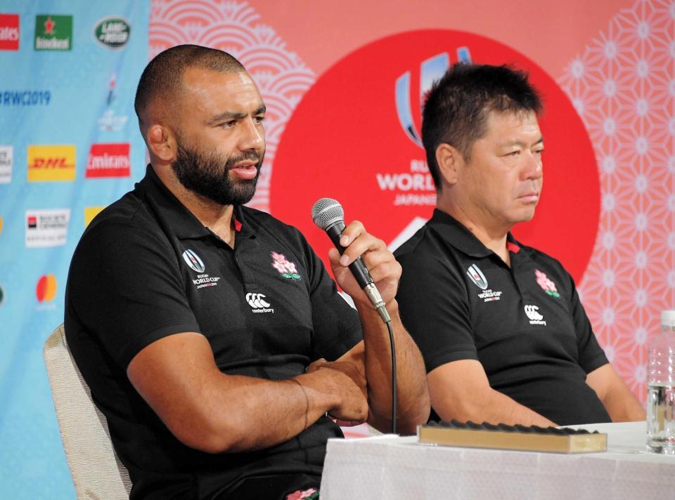 　スコットランド戦から一夜明けて心境を語るリーチ。右は藤井強化委員長（撮影・堀内翔）