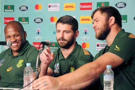 　会見でマイクチェックをするルルー（中央）。左はムボナンビ、右はフェルミューレン