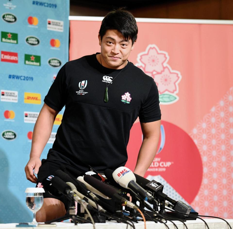 笑顔で着席する坂手淳史＝都内