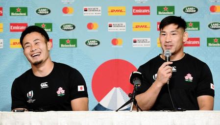 　中村亮土（右）の話しに爆笑する福岡堅樹