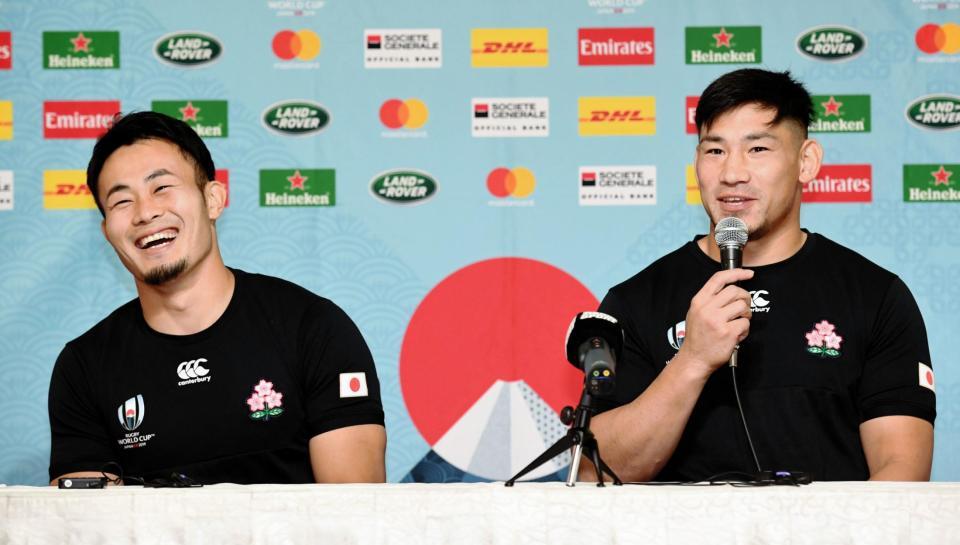 　中村亮土（右）の話しに爆笑する福岡堅樹