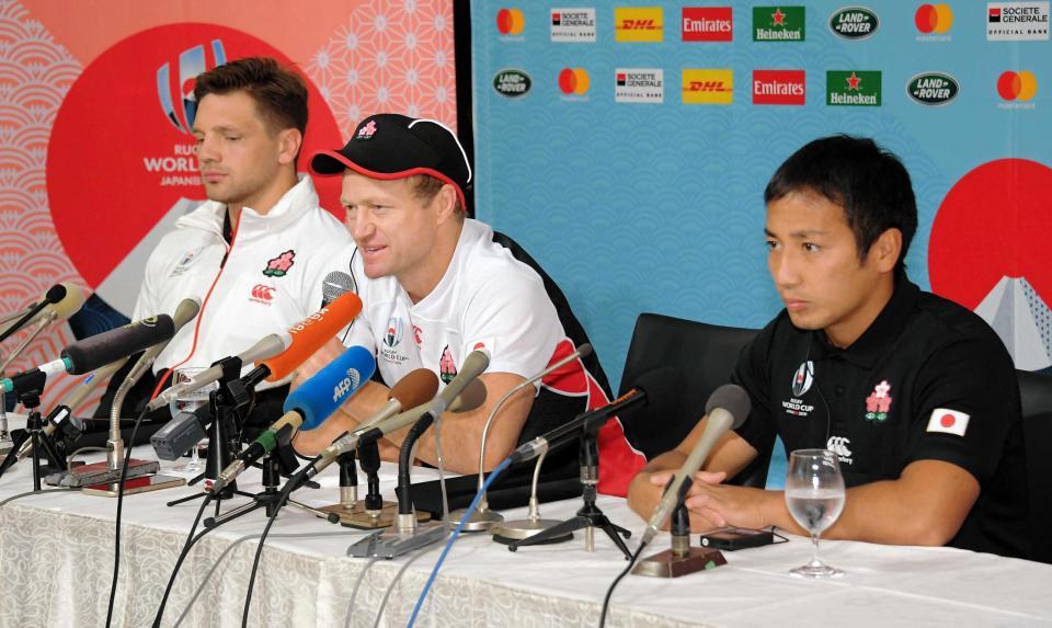 　記者の質問に答えるブラウンコーチ。左はラブスカフニ、右は流（撮影・堀内翔）