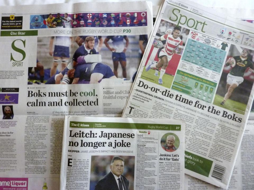 　ラグビー日本代表を警戒する記事を載せる南アフリカの地元紙＝１９日、ヨハネスブルク（共同）
