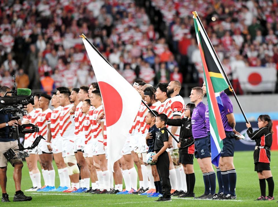 国歌を斉唱する日本代表フィフティーン＝味の素スタジアム