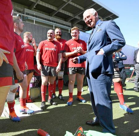 　ラグビーＷ杯で４強入りしているウェールズ代表の練習会場を訪れ、選手たちと談笑する英国のチャールズ皇太子（共同）