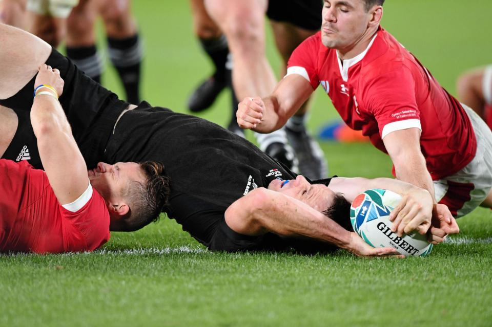 　前半、トライを決めるニュージーランドのＢ・スミス