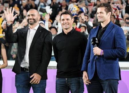 　ハーフタイムに登場した（左から）リーチ・マイケル、ダン・カーター、リッチー・マコウ（撮影・棚橋慶太）