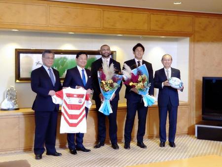ラグビー日本代表のリーチ主将（中央）、徳永（右から２人目）が東芝本社を訪問。車谷会長（左から２人目）、綱川社長（右）、豊原専務にあいさつ