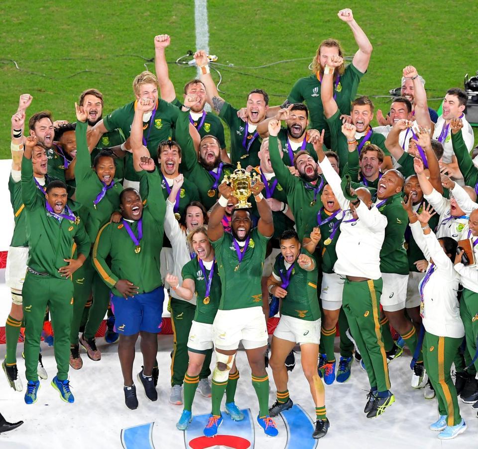 １２年ぶり３度目の世界一となりウェブ・エリス・カップを掲げる南アフリカ代表のコリシ主将（中央）＝撮影・堀内翔