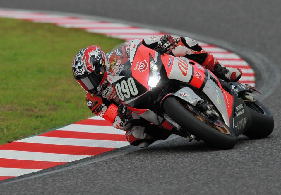 　練習走行に臨むａｕ＆テルル・ｋｏｈａｒａ　ＲＴの渡辺一馬＝鈴鹿サーキット（撮影・神子素慎一）