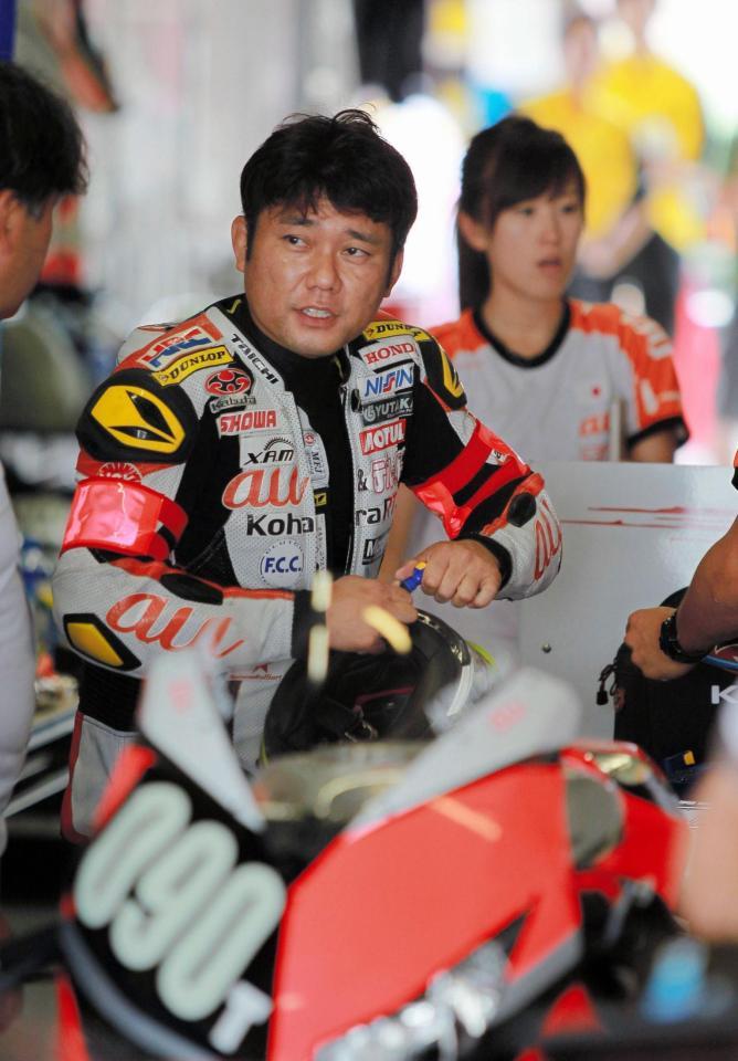 　練習走行に臨むａｕ＆テルル・ｋｏｈａｒａ　ＲＴの秋吉耕佑＝鈴鹿サーキット（撮影・神子素慎一）