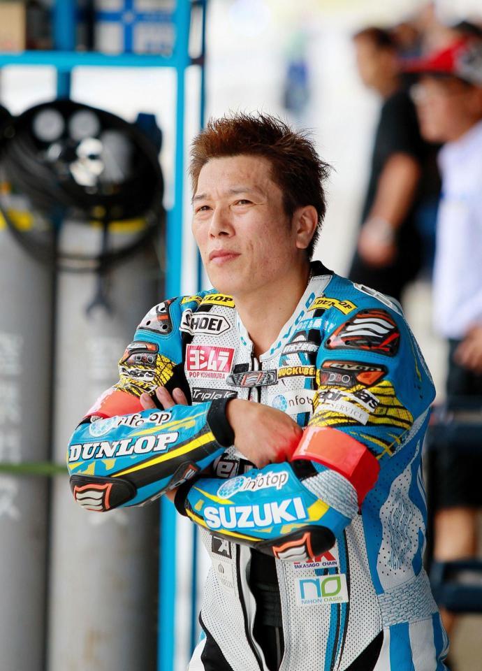 　腕組みしコースを見つめるＴｅａｍ　ＫＡＧＡＹＡＭＡの加賀山就臣＝鈴鹿サーキット（（撮影・神子素慎一）