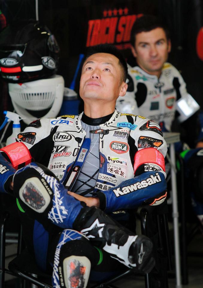 　足を組みモニターを見つめるエヴァＲＴ初号機ＴＲＩＣ　ＳＴＡＲの出口修＝鈴鹿サーキット（撮影・神子素慎一）