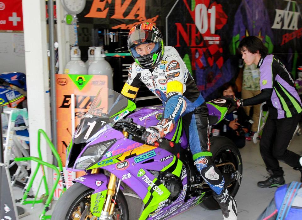 　ピットを飛び出すエヴァＲＴ初号機ＴＲＩＣ　ＳＴＡＲの井筒仁康＝鈴鹿サーキット（撮影・神子素慎一）