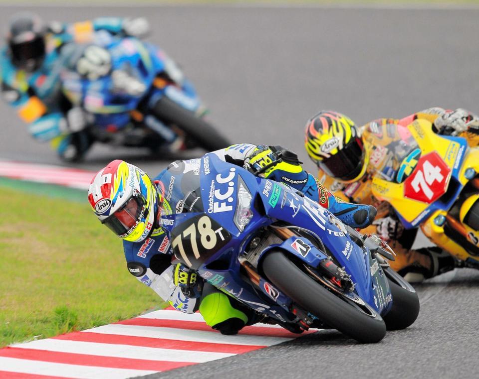 　攻め込むＦ．Ｃ．Ｃ．ＴＳＲ　Ｈｏｎｄａのドミニク・エガーター＝鈴鹿サーキット（撮影・神子素慎一）