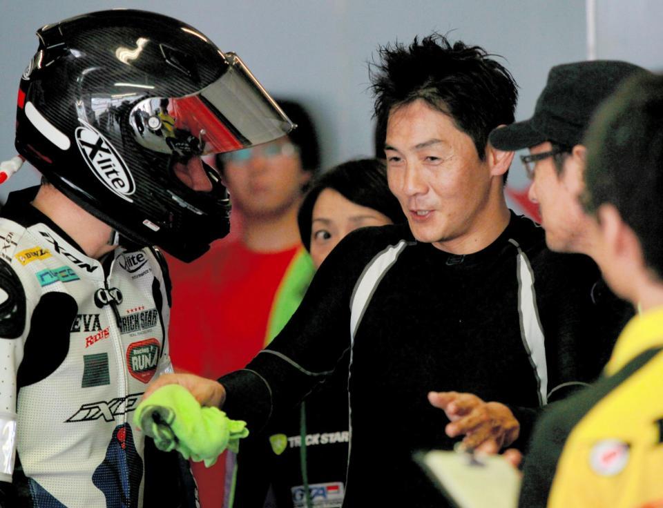 　エルワン・ニゴンと話すエヴァＲＴ初号機ＴＲＩＣ　ＳＴＡＲの井筒仁康（右）＝鈴鹿サーキット（撮影・神子素慎一）