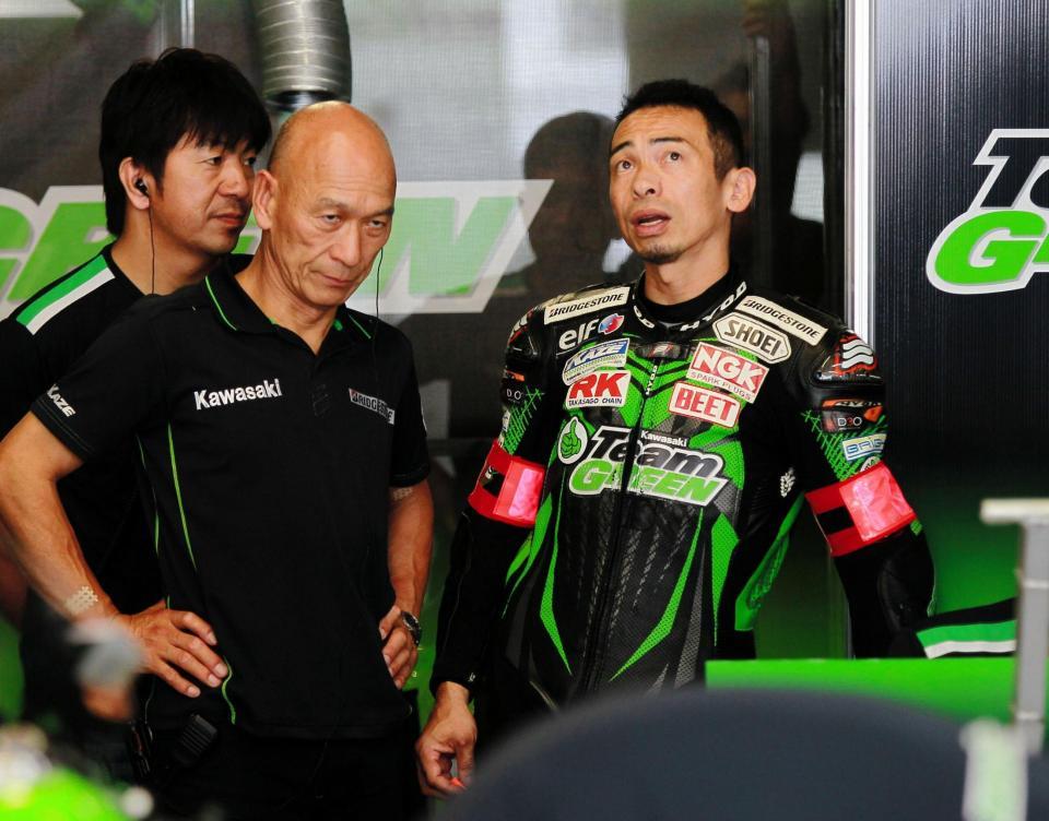 　監督と話し込むＴｅａｍ　ＧＲＥＥＮの柳川明（右）＝鈴鹿サーキット（撮影・神子素慎一）