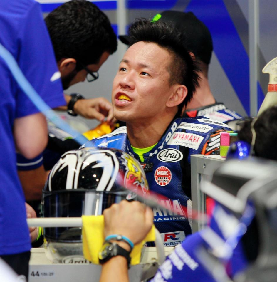 　セッティングを話し込むＹＡＭＡＨＡ　ＦＡＣＴＯＲＹ　ＲＡＣＩＮＧ　ＴＥＡＭの中須賀克行＝鈴鹿サーキット（撮影・神子素慎一）