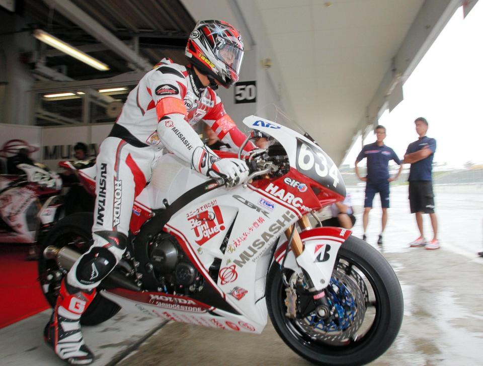 　ピットを飛び出るＭｕＳＡＳＨｉ　ＲＴ　ＨＡＲＣ-ＰＲＯ．の高橋巧＝鈴鹿サーキット（撮影・神子素慎一）