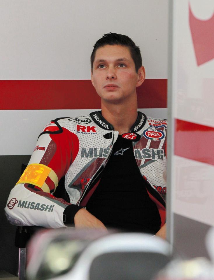 　モニターを見つめるＭｕＳＡＳＨｉ　ＲＴ　ＨＡＲＣ-ＰＲＯ．のマイケル・ファン・デル・マーク＝鈴鹿サーキット（撮影・神子素慎一）