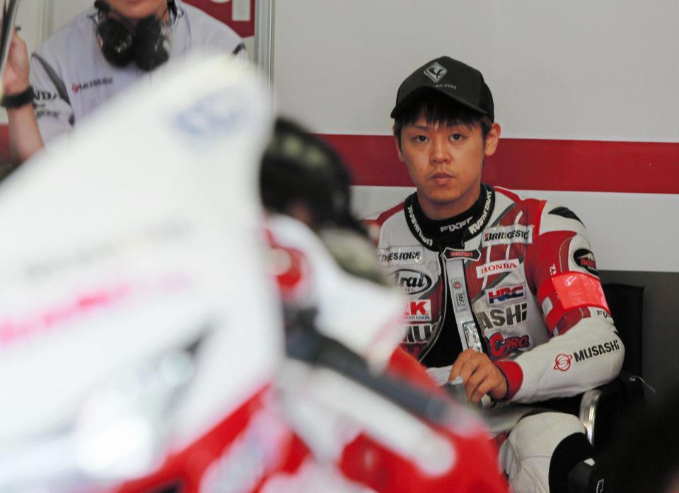　マシンを見つめるＭｕＳＡＳＨｉ　ＲＴ　ＨＡＲＣ-ＰＲＯ．の高橋巧＝鈴鹿サーキット（撮影・神子素慎一）