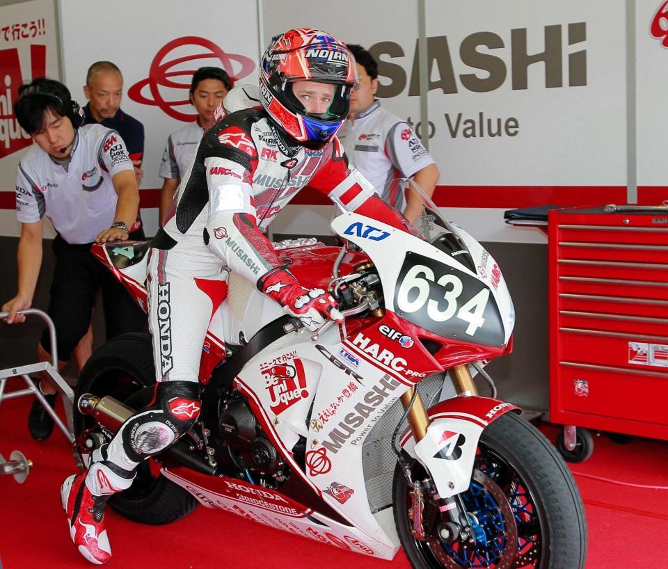 　勢いよくピットを出るＭｕＳＡＳＨｉ　ＲＴ　ＨＡＲＣ-ＰＲＯ．のケーシー・ストーナー＝鈴鹿サーキット（撮影・神子素慎一）