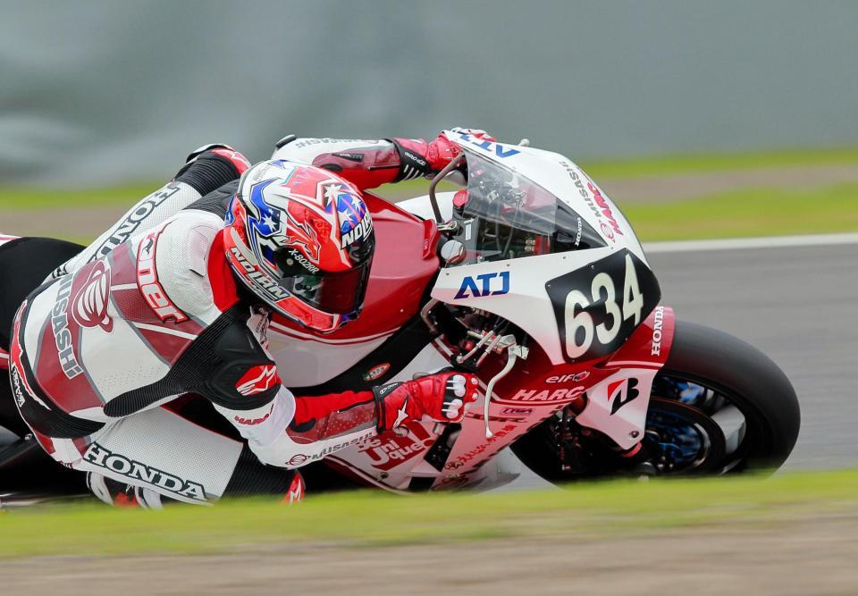 　果敢に攻め込むＭｕＳＡＳＨｉ　ＲＴ　ＨＡＲＣ-ＰＲＯ．のケーシー・ストーナー＝鈴鹿サーキット（撮影・神子素慎一）