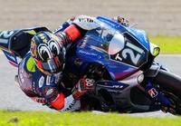 果敢に攻め込むＹＡＭＡＨＡ・ＦＡＣＴＯＲＹ・ＲＡＣＩＮＧの中須賀克行＝鈴鹿サーキット（撮影・神子素慎一）