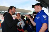 ＹＡＭＡＨＡ・ＦＡＣＴＯＲＹ・ＲＡＣＩＮＧのブラドリー・スミスと談笑するキアヌ・リーブス＝鈴鹿サーキット（撮影・神子素慎一）