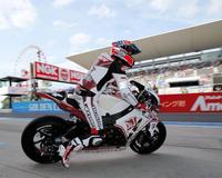 ピットを飛び出すＭｕＳＡＳＨＩ　ＲＴ　ＨＡＲＣ-ＰＲＯ．のケーシー・ストーナー＝鈴鹿サーキット（撮影・神子素慎一）