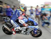 勢いよくピットを飛び出るＹＡＭＡＨＡ・ＦＡＣＴＯＲＹ・ＲＡＣＩＮＧの中須賀克行＝鈴鹿サーキット（撮影・神子素慎一）