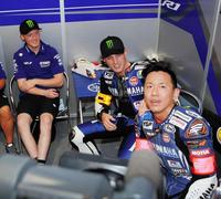 中須賀克行をねぎらうポル・エスパルガロ（中央）とブラッドリー・スミス＝鈴鹿サーキット（撮影・神子素慎一）