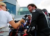 インタビューに応じるキアヌ・リーブス＝鈴鹿サーキット（撮影・神子素慎一）