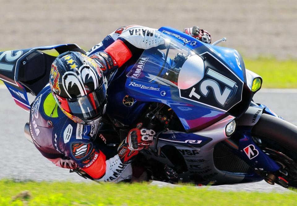 果敢に攻め込むＹＡＭＡＨＡ・ＦＡＣＴＯＲＹ・ＲＡＣＩＮＧの中須賀克行＝鈴鹿サーキット（撮影・神子素慎一）