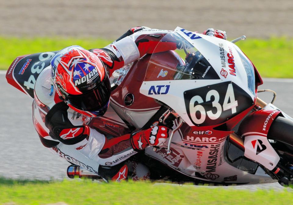 攻め込むＭｕＳＡＳＨＩ　ＨＡＲＣ-ＰＲＯ．のケーシー・ストーナー＝鈴鹿サーキット（撮影・神子素慎一）