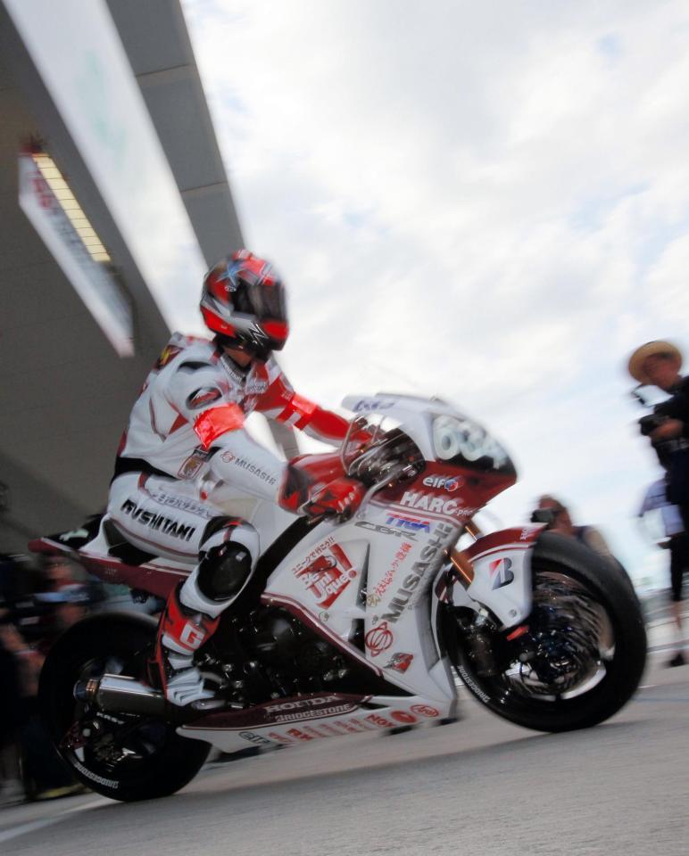 ピットを飛び出すＭｕＳＡＳＨＩ　ＨＡＲＣ-ＰＲＯ．の高橋巧＝鈴鹿サーキット（撮影・神子素慎一）