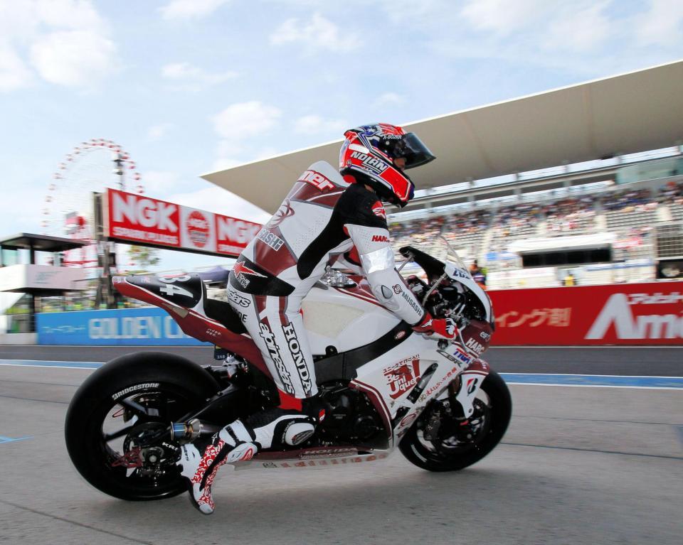 ピットを飛び出すＭｕＳＡＳＨＩ　ＲＴ　ＨＡＲＣ-ＰＲＯ．のケーシー・ストーナー＝鈴鹿サーキット（撮影・神子素慎一）