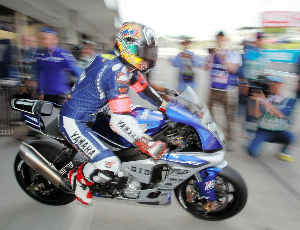 勢いよくピットを飛び出るＹＡＭＡＨＡ・ＦＡＣＴＯＲＹ・ＲＡＣＩＮＧの中須賀克行＝鈴鹿サーキット（撮影・神子素慎一）