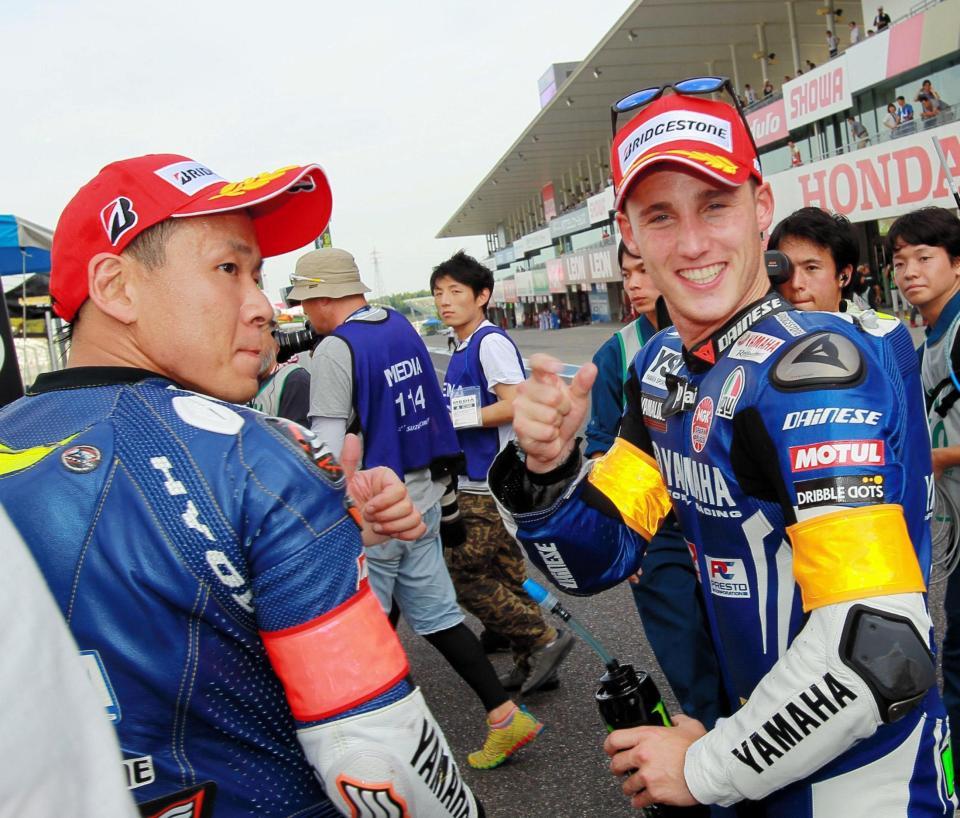 ポールを奪い笑顔のポル・エスパルガロ（（右））と中須賀克行＝鈴鹿サーキット（撮影・神子素慎一）