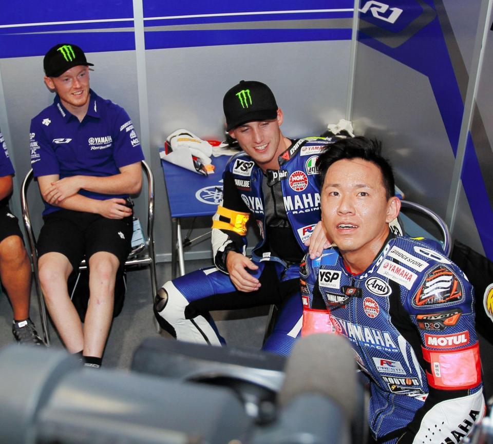 中須賀克行をねぎらうポル・エスパルガロ（中央）とブラッドリー・スミス＝鈴鹿サーキット（撮影・神子素慎一）