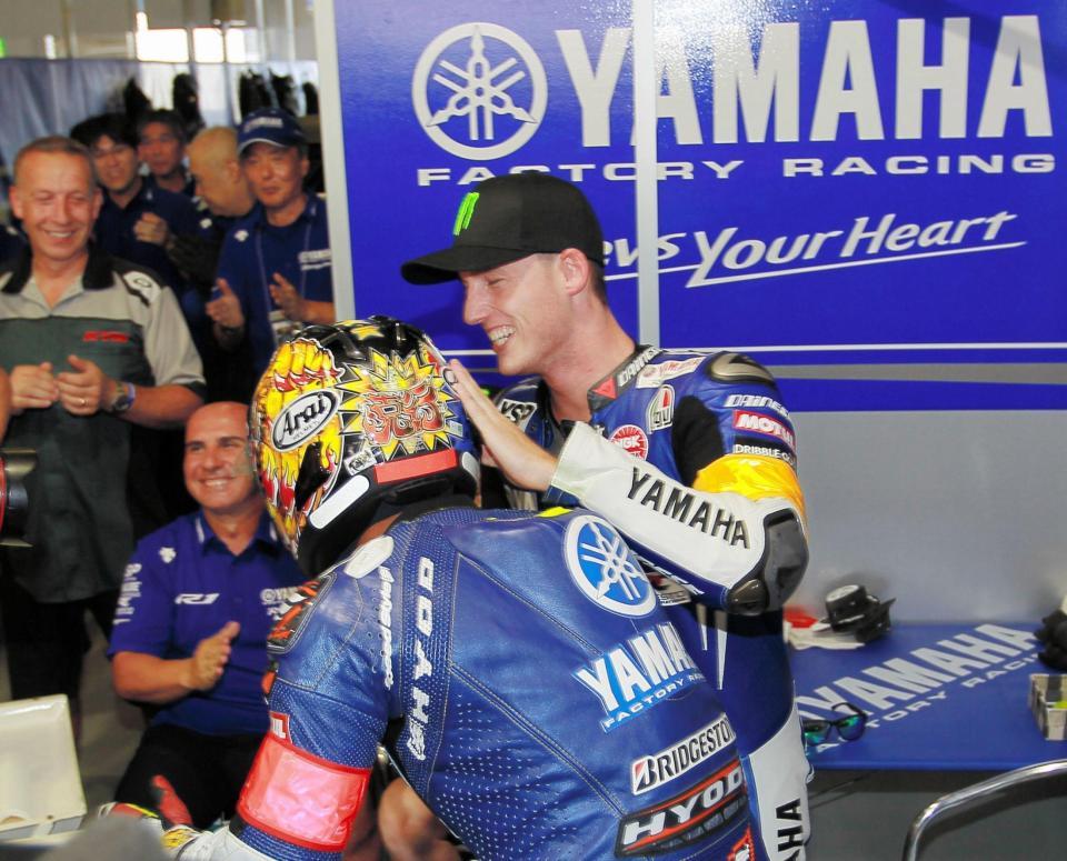 中須賀克行（手前）を手荒く祝福するポル・エスパルガロ＝鈴鹿サーキット（撮影・神子素慎一）