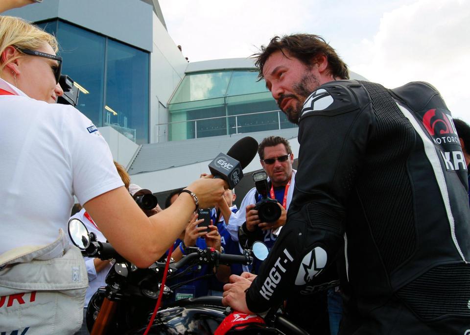 インタビューに応じるキアヌ・リーブス＝鈴鹿サーキット（撮影・神子素慎一）