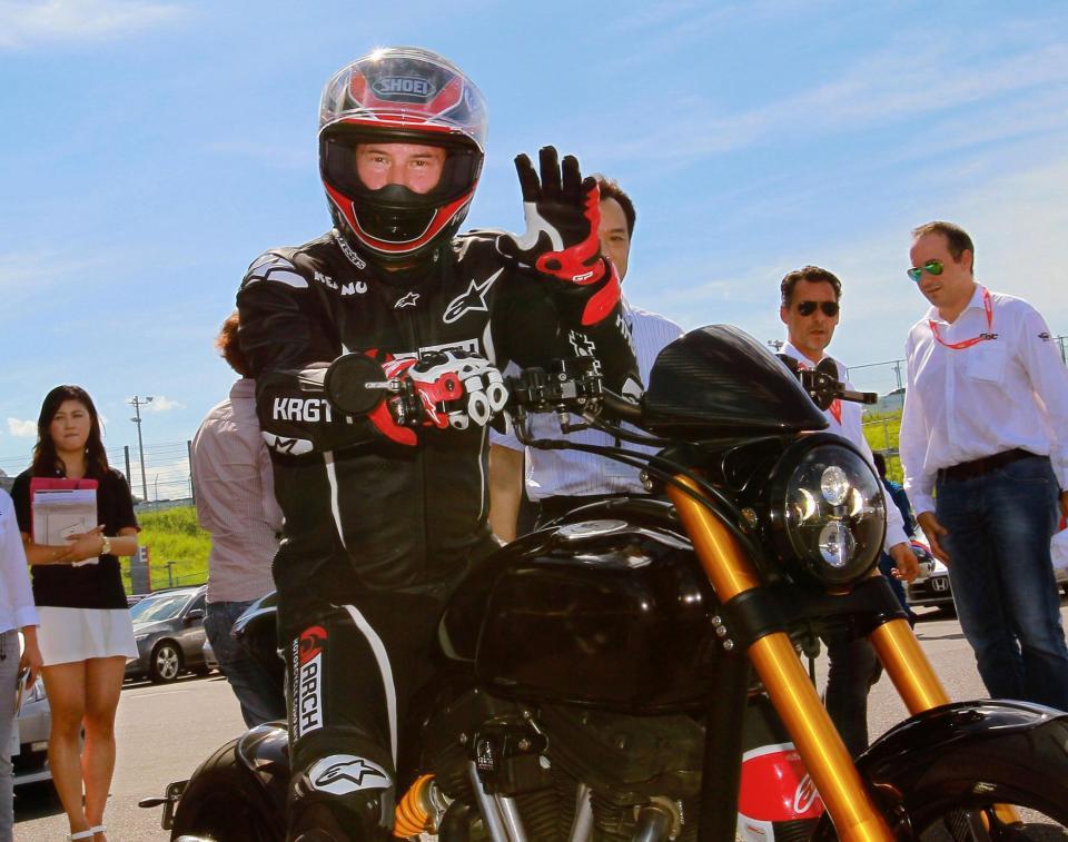 自身がプロデュースするバイクにまたがるキアヌ・リーブス＝鈴鹿サーキット（撮影・神子素慎一）