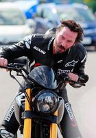 自身プロデュースしたまたがるキアヌ・リーブス＝鈴鹿サーキット（撮影・神子素慎一）